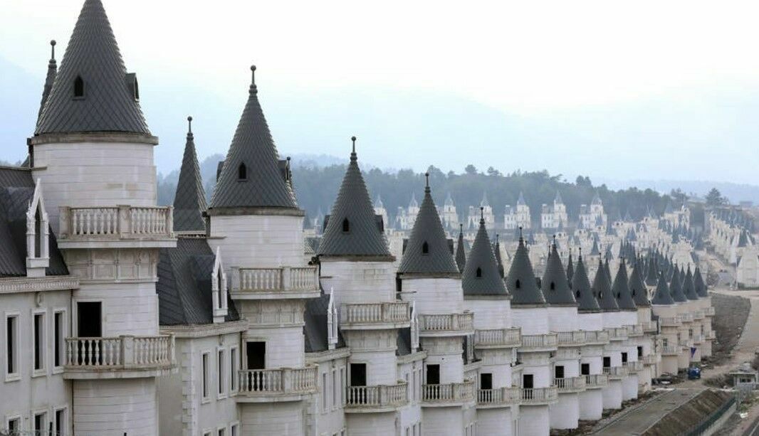 Unnecessary castles: in Turkey they do not know what to do with a ghost town for millionaires