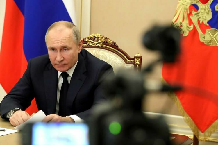 Dmitry Peskov: Vladimir Putin does not put drinks to everyone on his birthday