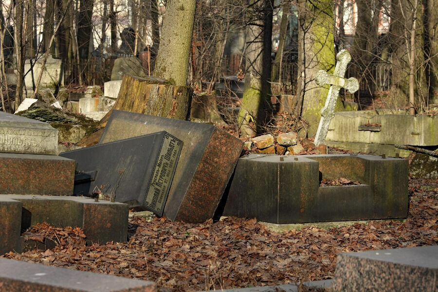 Надгробия 19 века на территории Новодевичьего монастыря. 
