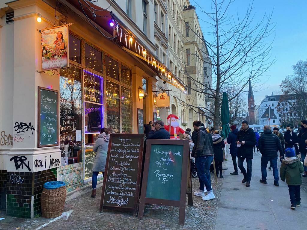 Germany in the grip of boredom: when cafes and bars are closed, people gather for a glass of hot mulled wine
