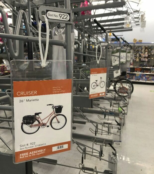Велосипедный отдел в магазине Walmart в городе Фалмут, штат Мэн: спрос на байки привел к тому, что запасы бюджетных «семейных» велосипедов в крупных американских торговых сетях полностью истощены