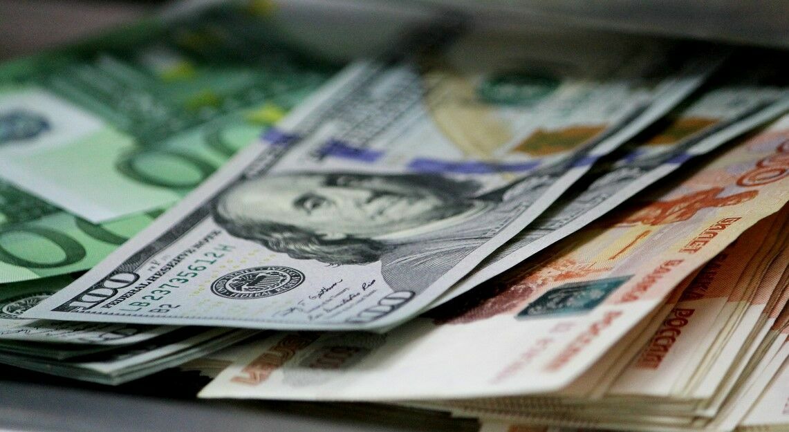 The dollar exchange rate at the Moscow Exchange fell below 110 rubles
