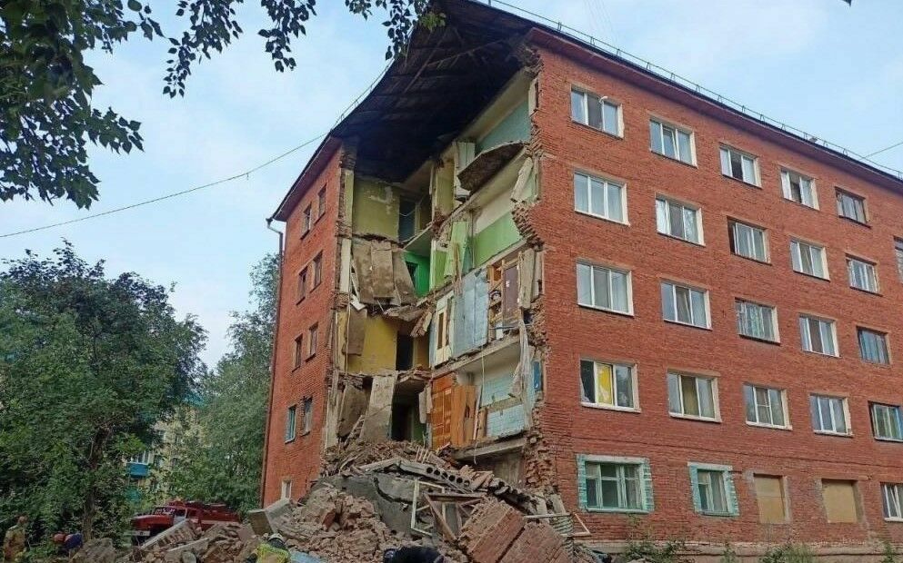 A wall of a five-story residential building collapsed in Omsk (VIDEO)