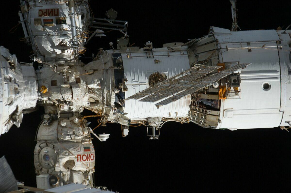 Alarm Triggered at Russia's Zvezda ISS Module, the Crew Reports Smoke