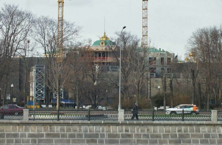 Look and forget: development approached the presidential residence in the Kremlin