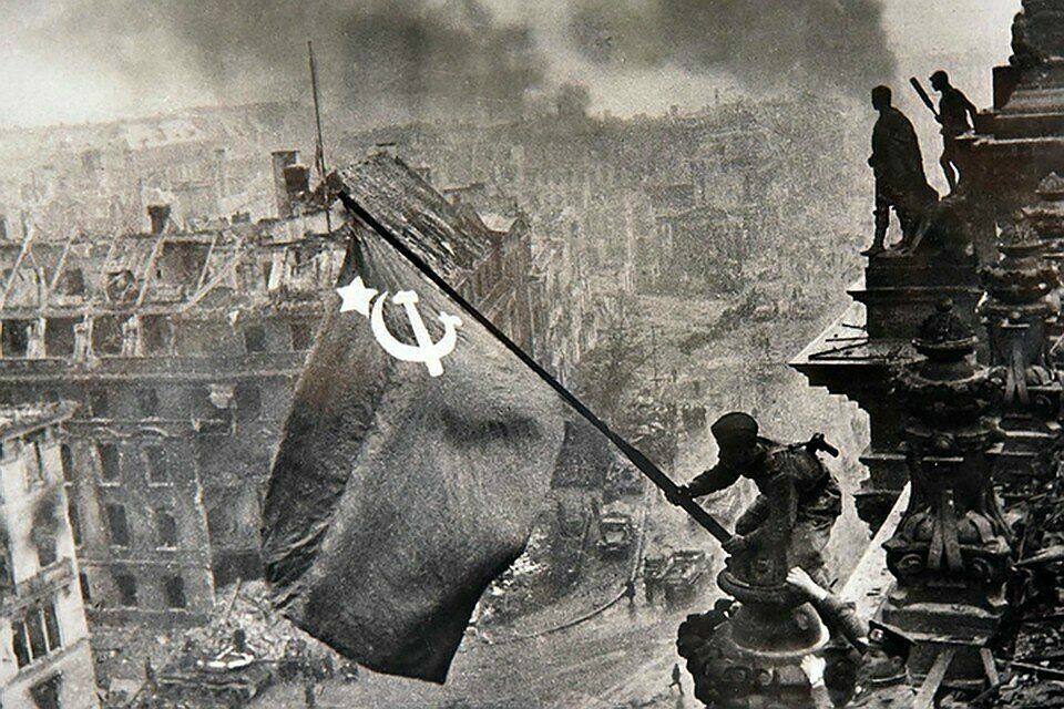 "By mistake": Facebook apologized for removing the Soviet Flag photo over the Reichstag