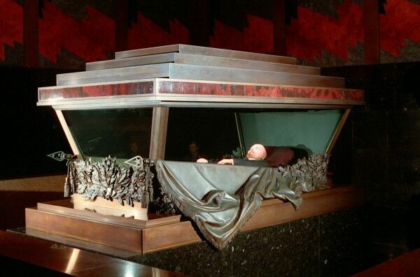 "Open the buffet, and bury the mummy..." What to do with the Lenin Mausoleum