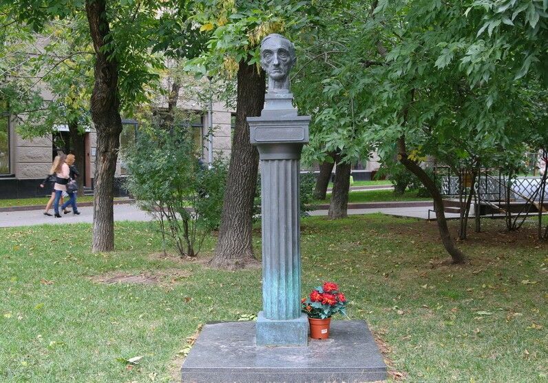 Paradox of the history: monuments to Hitler's accomplices are erected in Russia