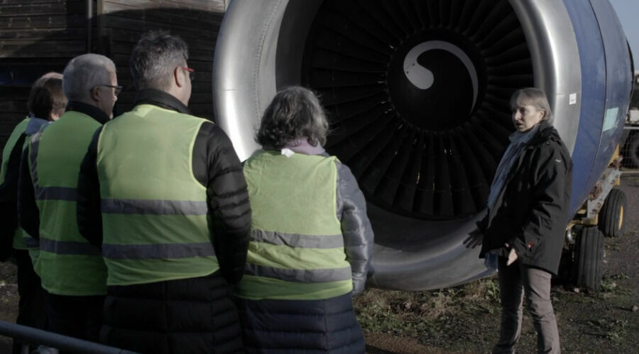 Кадр из фильма «Призыв к обязательной установке эффективных систем обнаружения загрязнённого воздуха и фильтрации отбираемого воздуха на пассажирских самолётах».