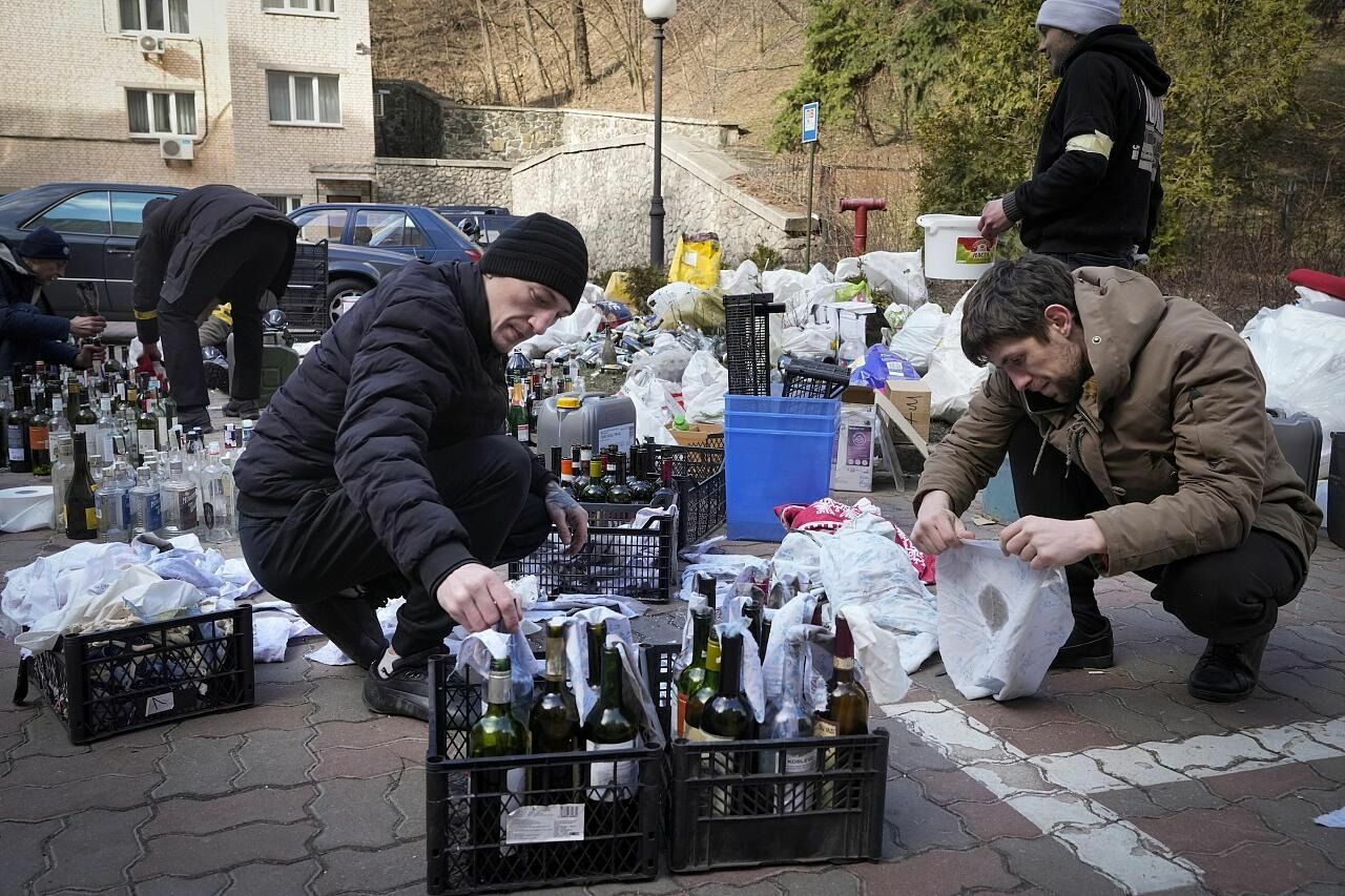 Гражданская оборона готовит коктейли Молотова во дворе Киева. Февраль 2022
