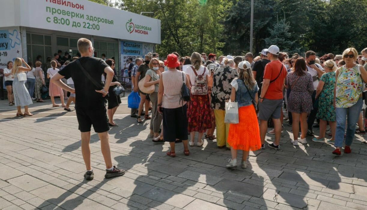 Fight for vaccination: why thousands of Muscovites are queuing up for CoviVac