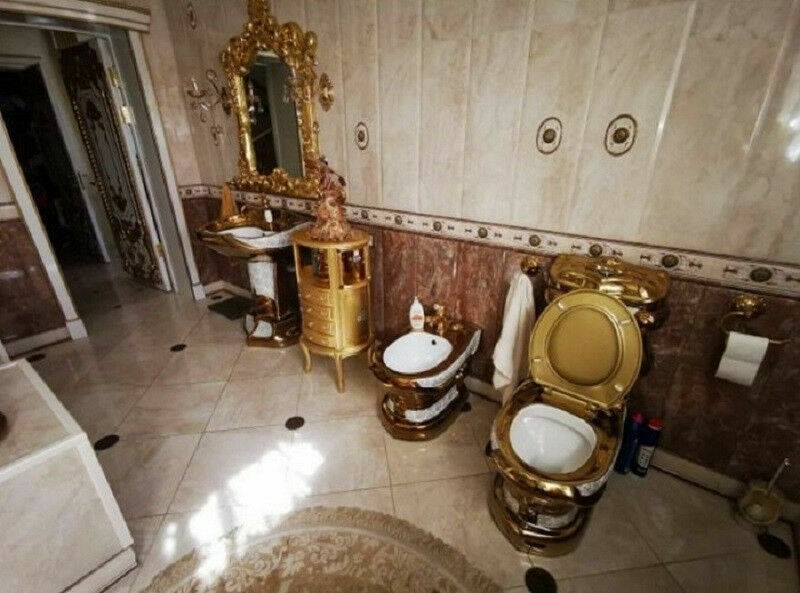 Golden toilet for an official: why it's necessary to take it and impossible to refuse