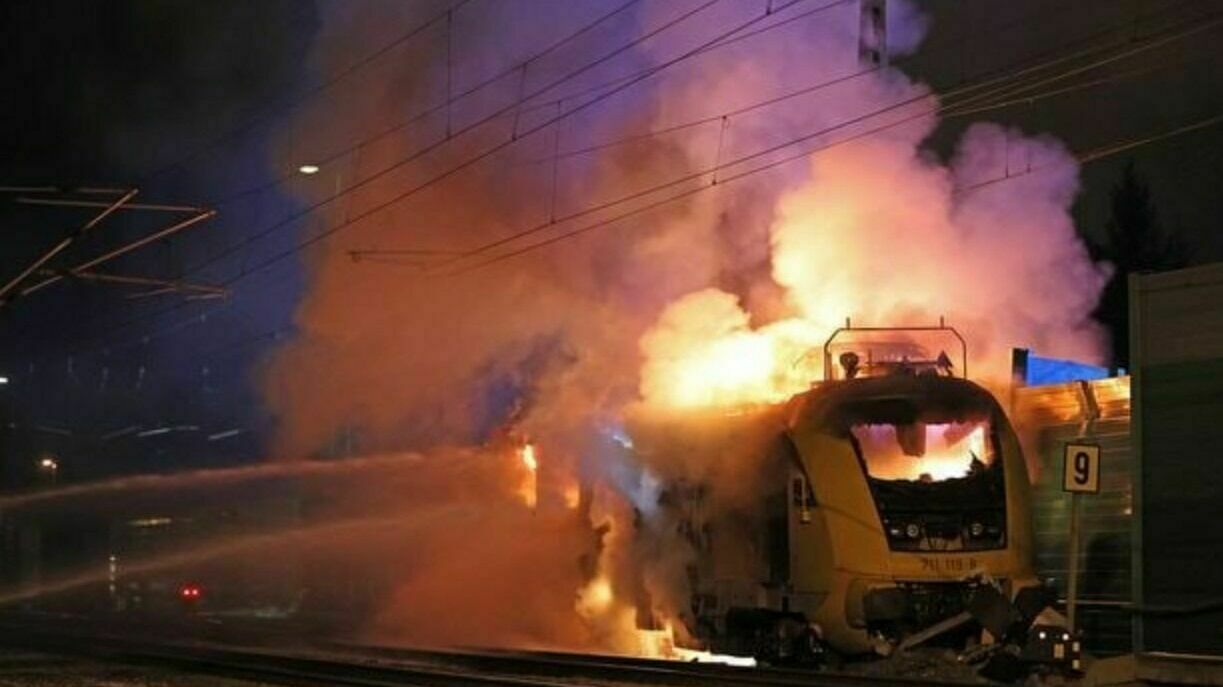 In Germany, a burning train without a driver speeded away from the police and rescuers (VIDEO)