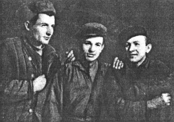 Федор Крылович с партизанами (самый высокий в кадре)