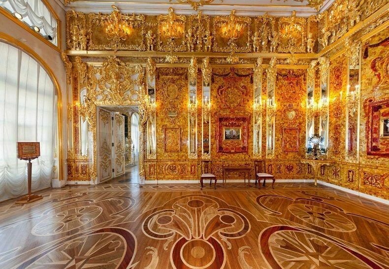 Воссозданная в 2003 году в Екатерининском дворце Янтарная комната