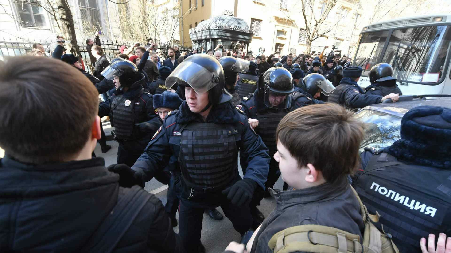 Roskomnadzor will fine social networks for calling children to take part in protests