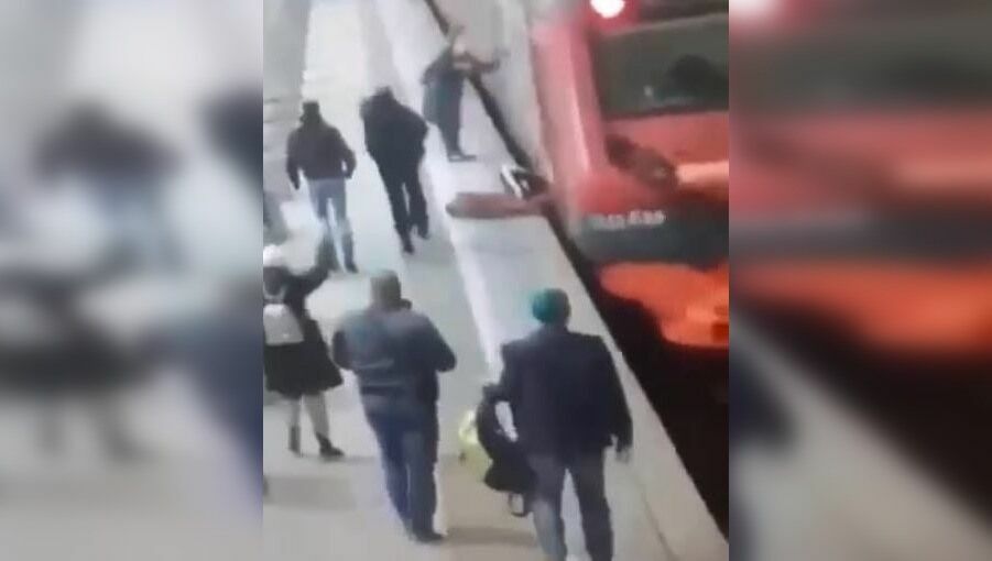 Video of the day: at the Yaroslavl railway station, a passenger had her leg pinched in the door of the train
