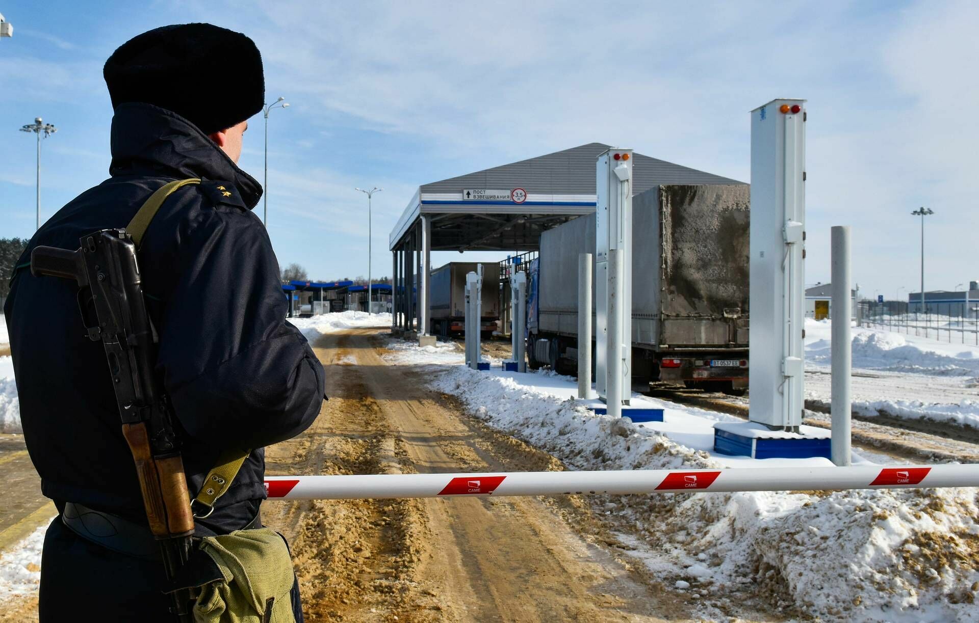Belarus closes land border to departure