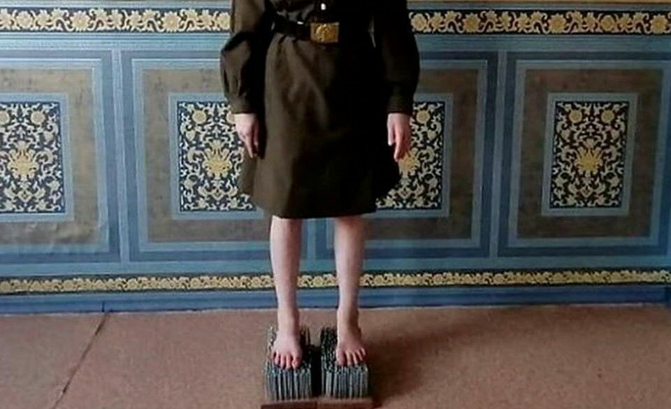 Pic of the day: for more than an hour a schoolgirl stood on the iron nails in honor of the Victory