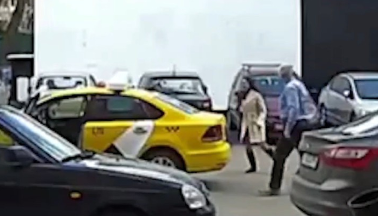 In Moscow a taxi driver could not scan the QR-code of the pass and beaten the passenger (VIDEO)