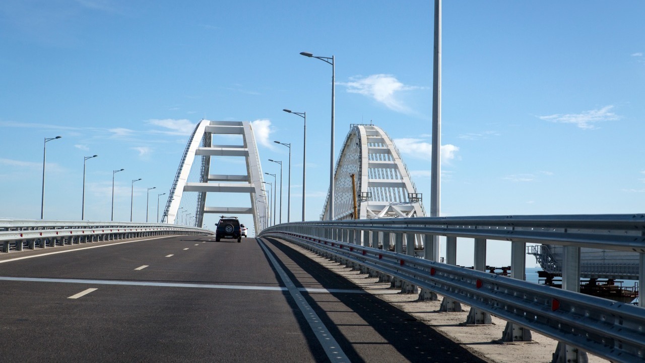 Cars started moving along the right lane of the Crimean Bridge (VIDEO)