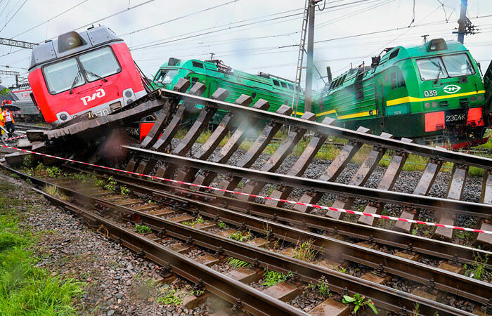 Two trains derailed after a collision in St. Petersburg (VIDEO)