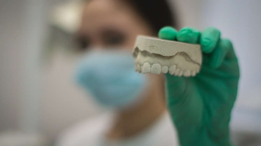 New teeth for 500 rubles: what is the danger of «home dentistry»