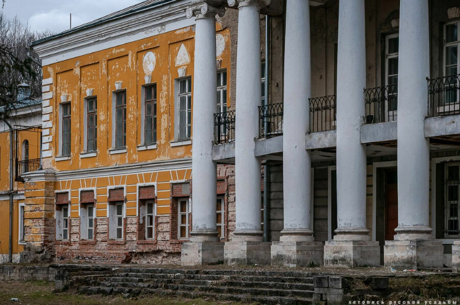 Almost all the old mansions in Sukhanovo are in emergency state.