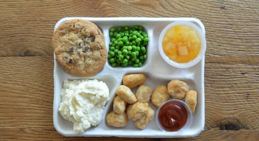 Некоторые поставшики питания доставляют "горячие школьные завтраки" в таком виде.