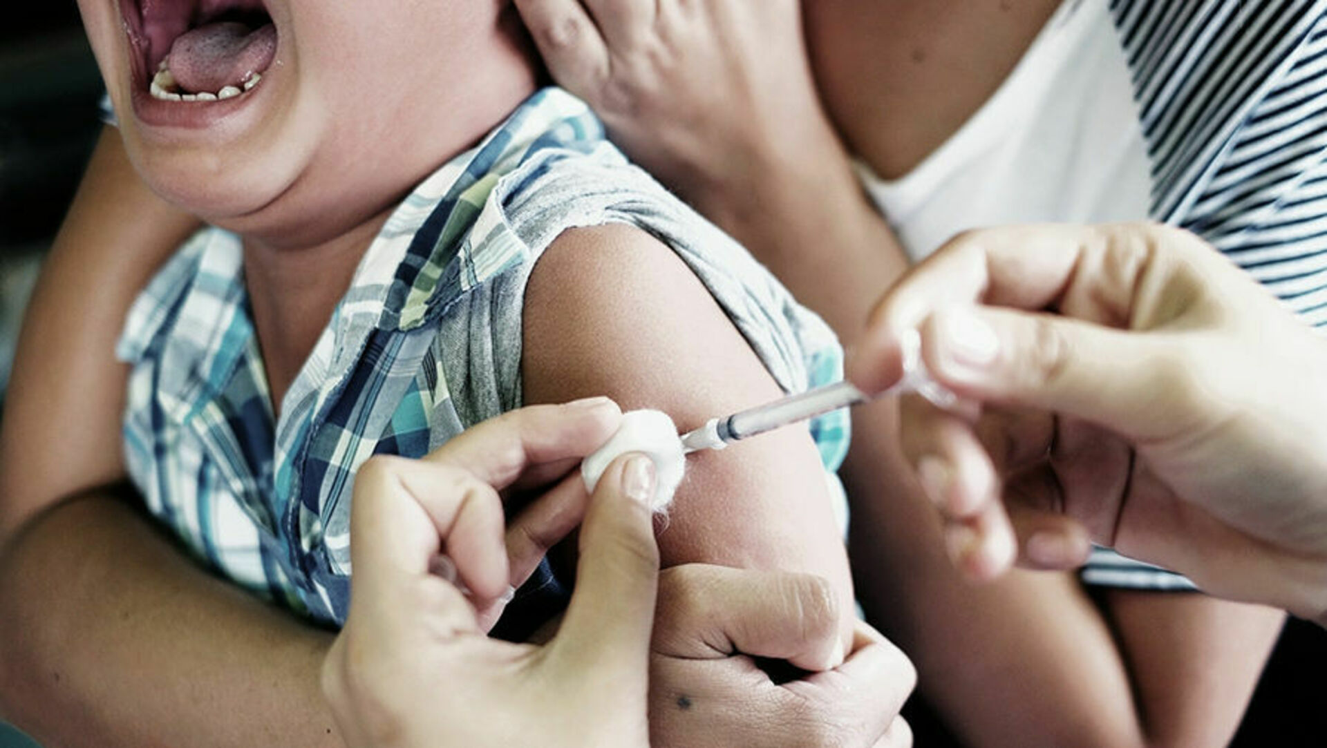 Ребенок заразился от вакцины. Вакцинация детей. Уколы детям. Укол прививка. Вакцинация фото.