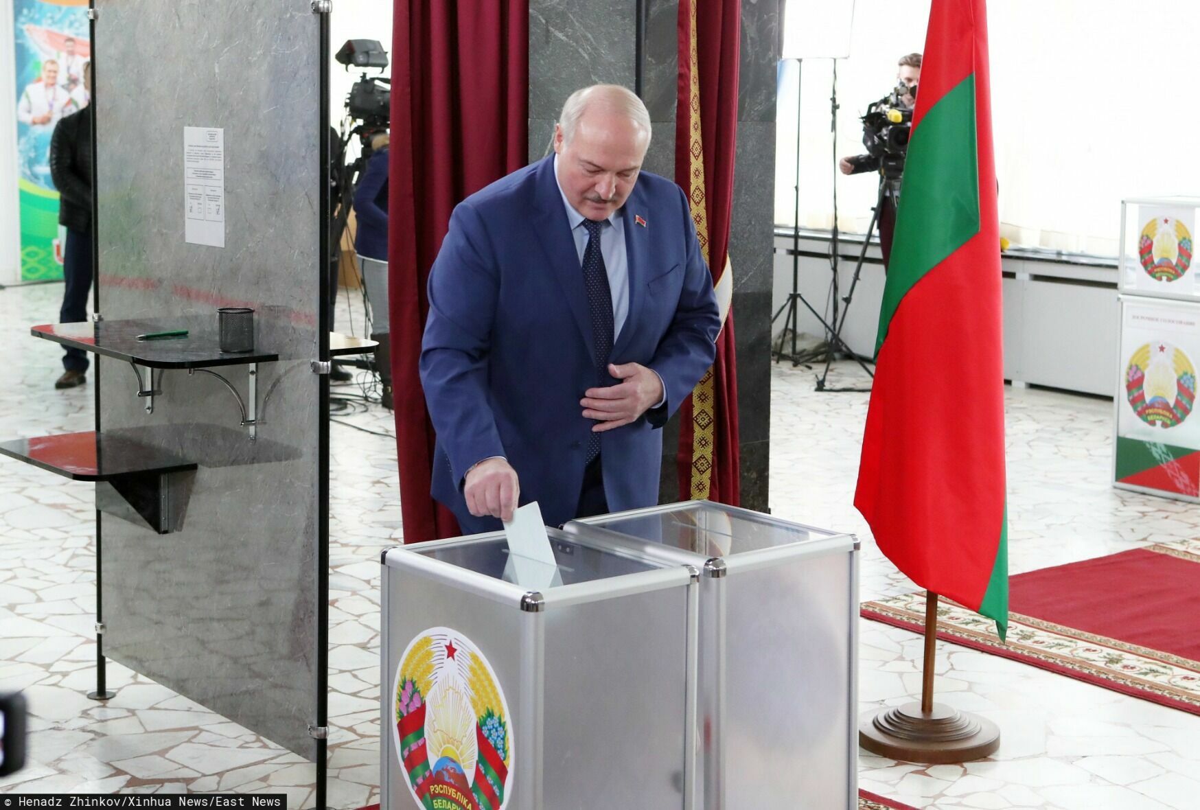 Лукашенко голосует за поправки в Конституцию