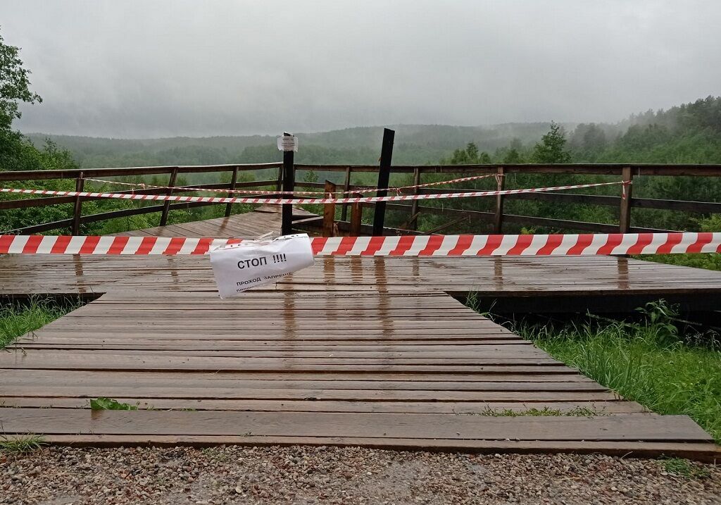 The observation deck with tourists collapsed in the Kaliningrad region