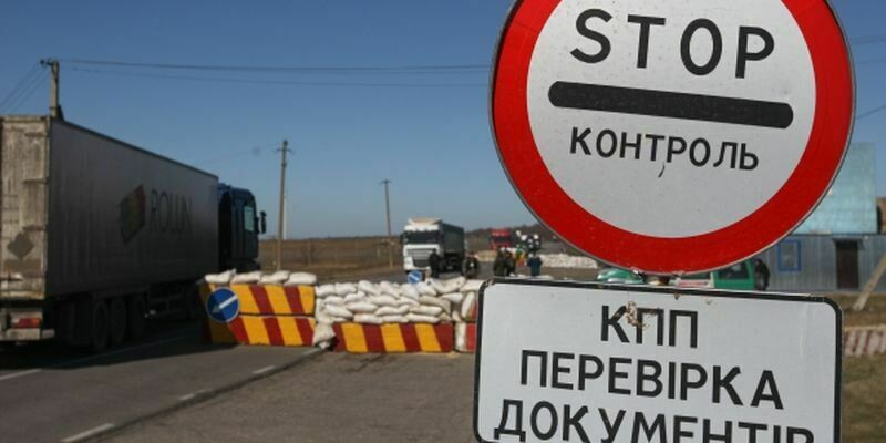 Russian paratroopers set up roadblocks in the Kiev region