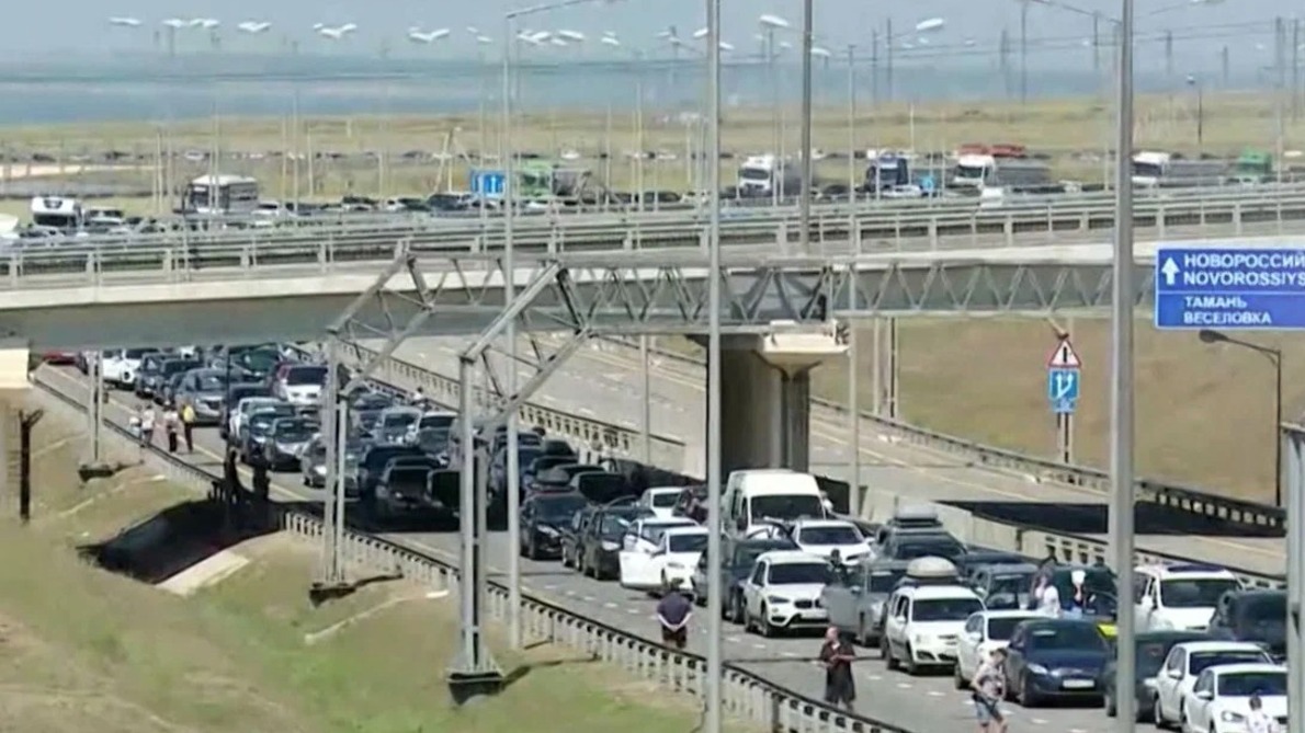 More than 1,200 cars are waiting in line to the Crimean Bridge from the Kuban side