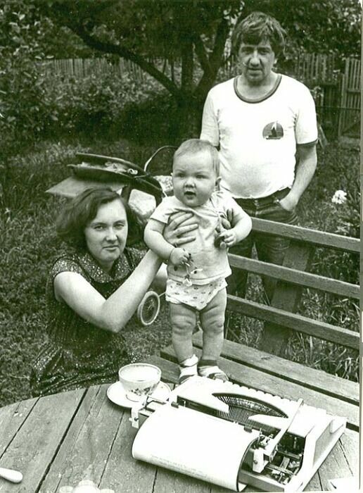 Family, 1987. Nadezhda Azhgikhina, little Mitya and Yuri Shchekochikhin - State Duma deputy in 1995-2003, a famous investigative journalist. He died in 2003 under mysterious, still unclear circumstances, as a result of the consistent refusal of the vital functions of all internal organs.