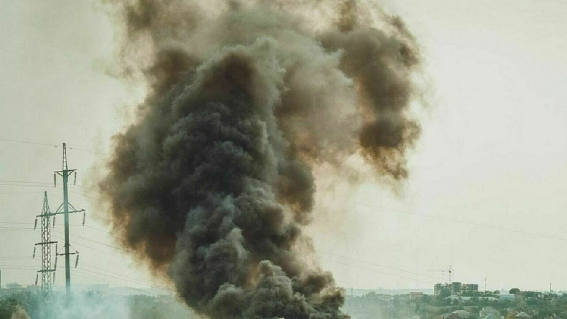 Взрыв береговой. Черный дым пожар. Взрывы в Киеве.