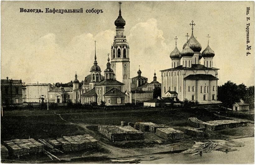 Вид на церковь Александра Невского с противоположного берега реки.