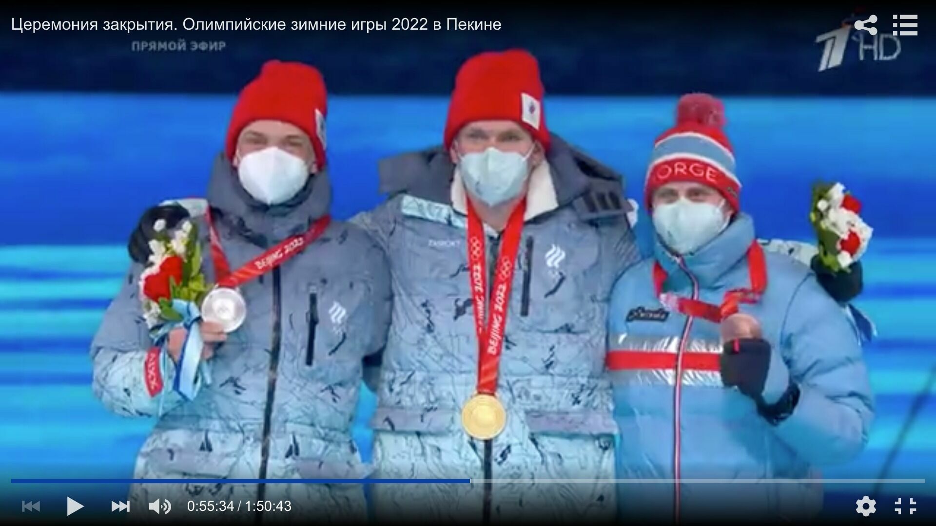 Апофеоз санитарного абсурда: полностью свободные от ковида победители лыжных гонок стоят на пьедестале почета в масках