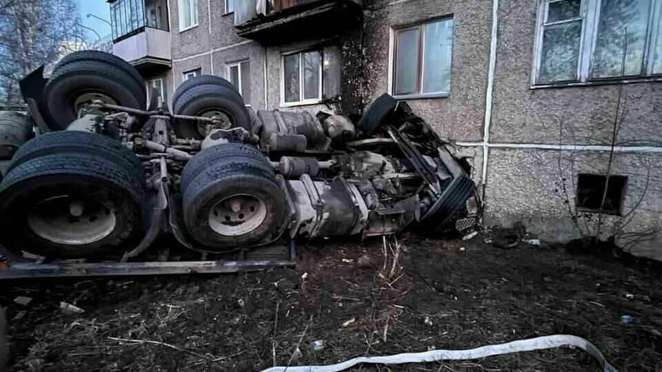 In the Chelyabinsk region, a truck crashed into a residential building (VIDEO)