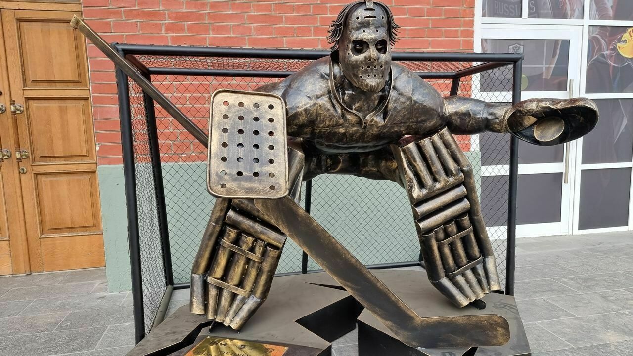 PIC OF THE DAY: a monument to a legendary goalkeeper Tretyak, who looks like Hannibal Lecter, appeared in Moscow