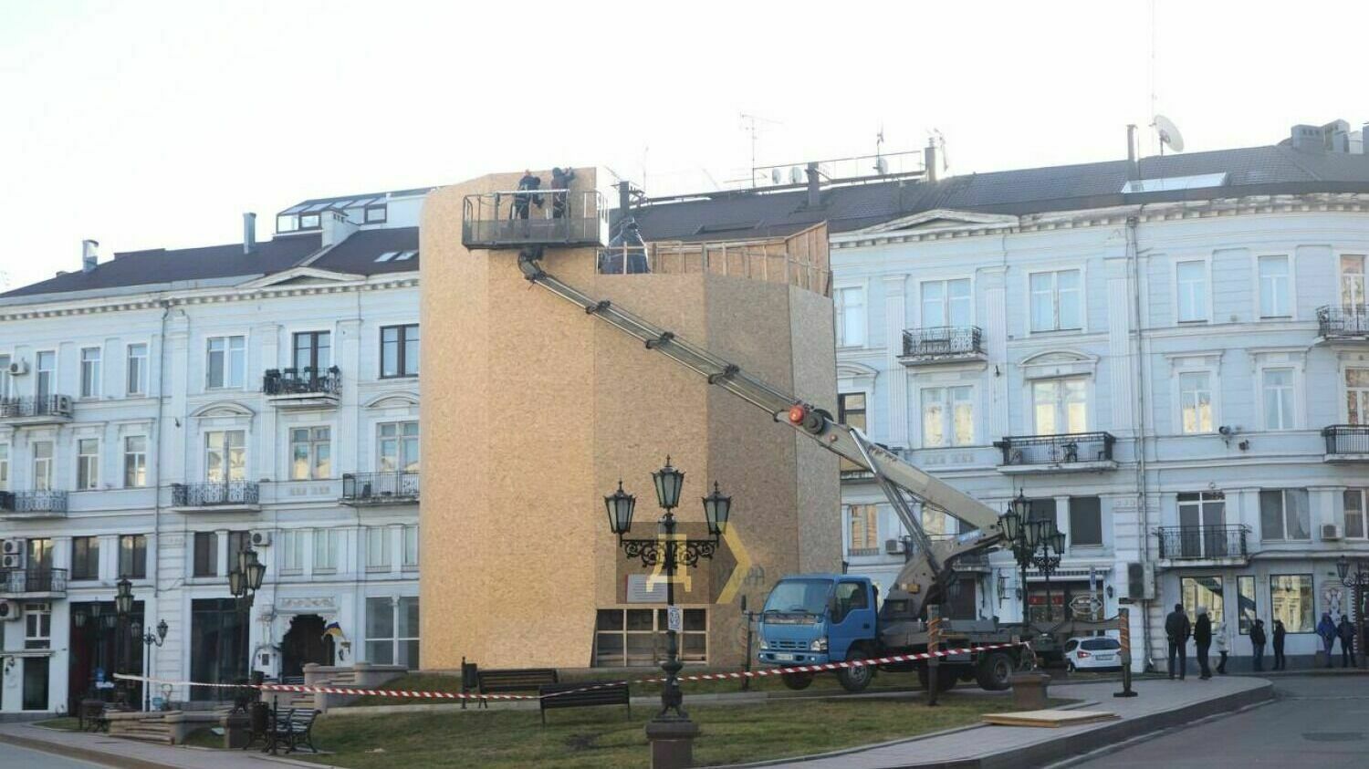 The municipal services started to dismantle the monument to Catherine II in Odessa