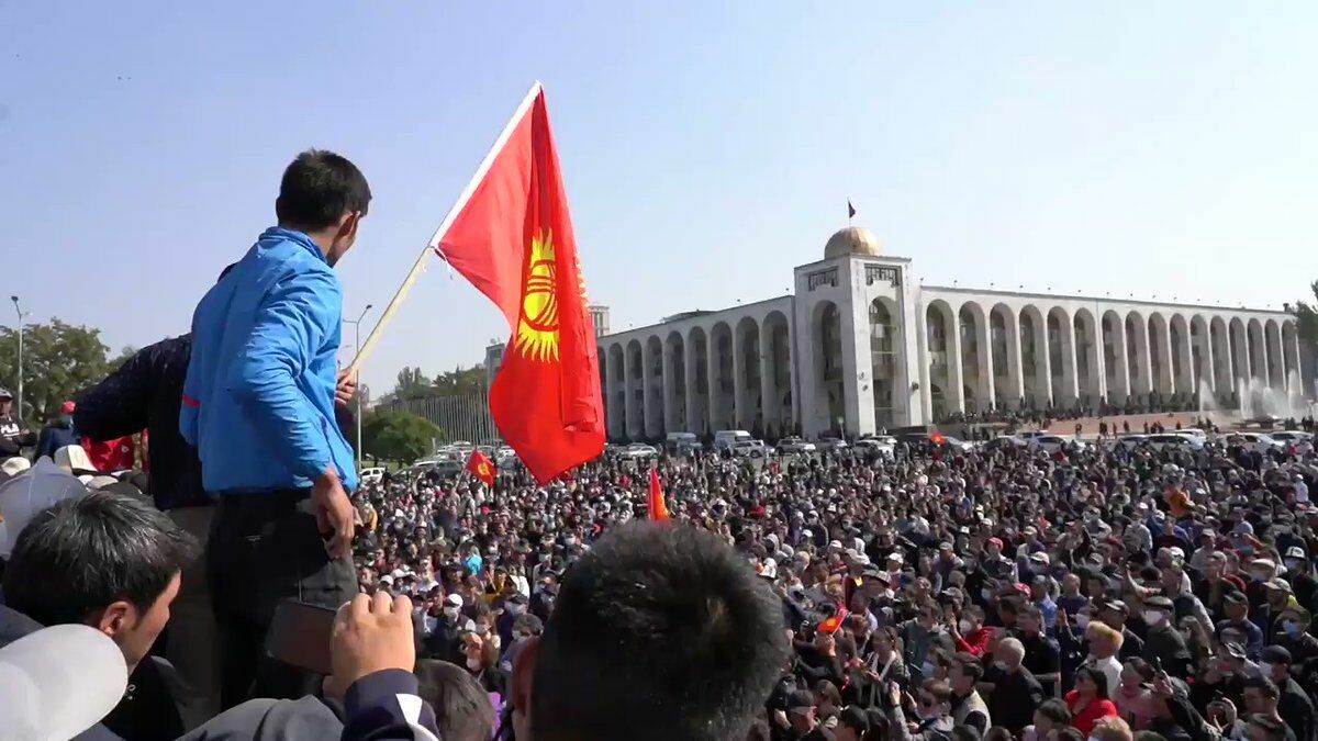 Oppositionists announced the overthrow of the "criminal government" in Kyrgyzstan