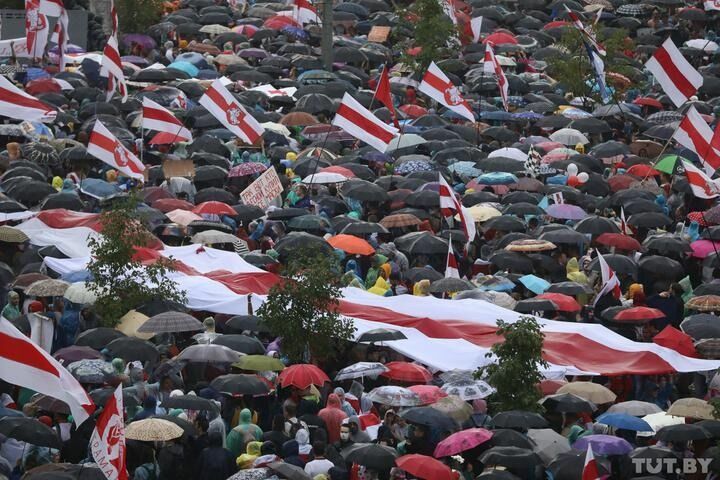 Марш под пождем в Минске
