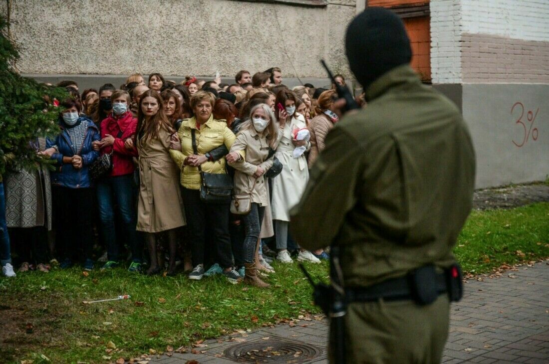 Photo of the day: Belarusian women are at gunpoint of the "little green men"