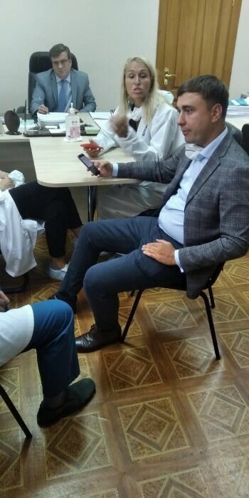 Встреча жены Алексея Навального и его представителей в кабинете главного врача БСМП -1.
Во главе стола - главврач БСМП-1 Александр Мураховский