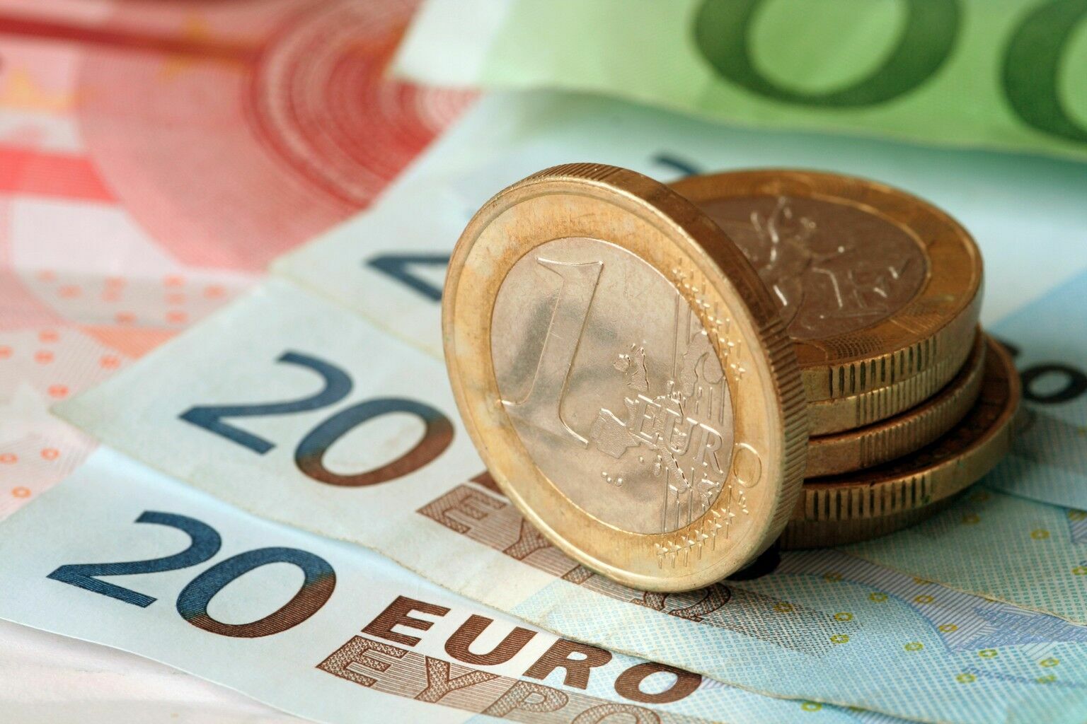 Euro fell to 86 rubles for the first time in two months