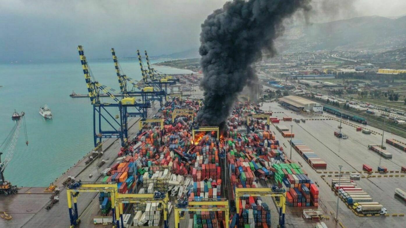 Almost the entire container port of Turkish Iskenderun is on fire (VIDEO)