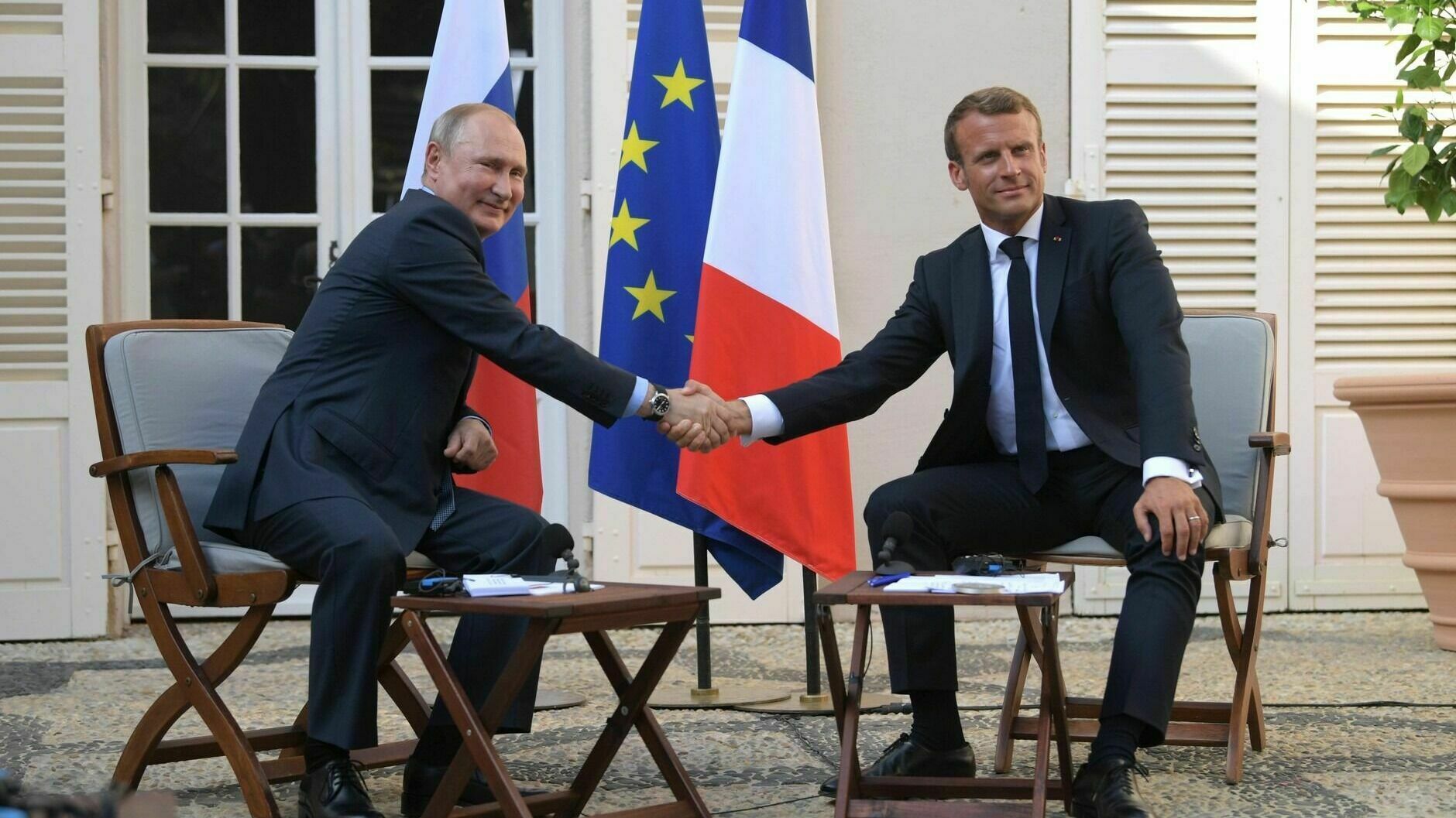 French President urged to "build peace" with Russia