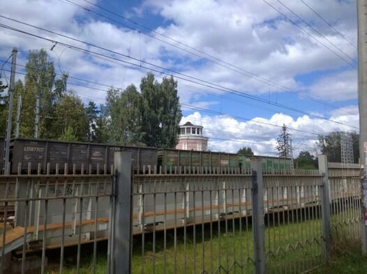 На заднем плане - вторая водонапорная башня линии подачи питьевой воды в ... Москву