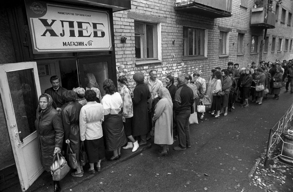 They prayed to it and threw it out to the pigs: how the cult of the bread was organized in the USSR